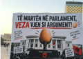 Pankarta pikante: Të martën në Parlament, veza vjen si argument!