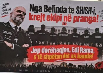 Pankartat ironizuese: “Nga Belinda te SHISH-i, krejt ekipi në pranga! Jep dorëheqjen Edi Rama, nuk të shpëton dot as banda