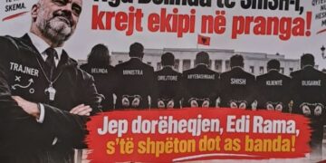Pankartat ironizuese: “Nga Belinda te SHISH-i, krejt ekipi në pranga! Jep dorëheqjen Edi Rama, nuk të shpëton dot as banda