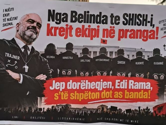 Pankartat ironizuese: “Nga Belinda te SHISH-i, krejt ekipi në pranga! Jep dorëheqjen Edi Rama, nuk të shpëton dot as banda