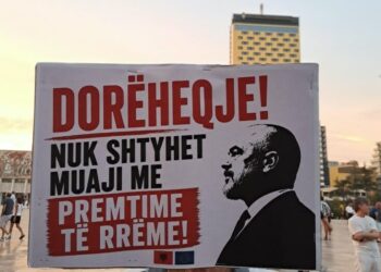 Mesazhet nëpërmjet pankartave në revoltën kundër Ramës: “Dorëheqje, nuk shtyhet muaji me premtime të rreme”, SPAK heto!