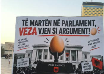 Pankarta pikante: Të martën në Parlament, veza vjen si argument!