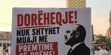 Mesazhet nëpërmjet pankartave në revoltën kundër Ramës: “Dorëheqje, nuk shtyhet muaji me premtime të rreme”, SPAK heto!