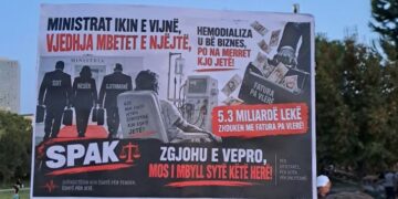 “Ministrat ikin e vijnë, vjedhja mbetet e njëjta”- Pankarta ironizuese ndaj Ramës: Demokracia nuk është monolog!
