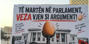 Pankarta pikante: Të martën në Parlament, veza vjen si argument!