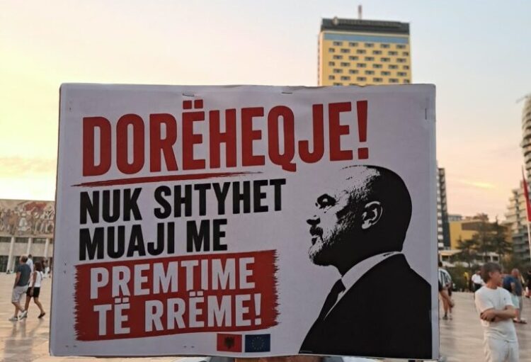 Mesazhet nëpërmjet pankartave në revoltën kundër Ramës: “Dorëheqje, nuk shtyhet muaji me premtime të rreme”, SPAK heto!