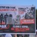 “Ministrat ikin e vijnë, vjedhja mbetet e njëjta”- Pankarta ironizuese ndaj Ramës: Demokracia nuk është monolog!