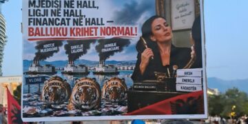 Protestuesit me pankarta pikante ndaj qeverisë: Financat në hall, Balluku krihet normal