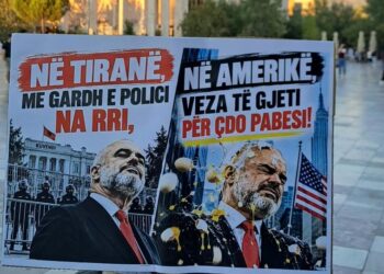 Pankarta pikante e protestës kundër Ramës: Në Tiranë me gardh dhe polici, në SHBA veza të gjeti për çdo pabesi