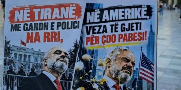 Pankarta pikante e protestës kundër Ramës: Në Tiranë me gardh dhe polici, në SHBA veza të gjeti për çdo pabesi