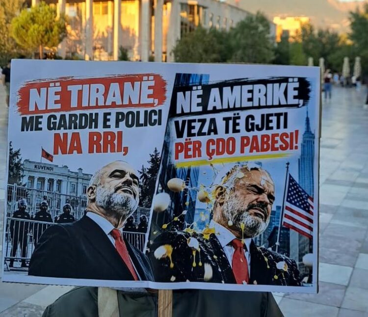 Pankarta pikante e protestës kundër Ramës: Në Tiranë me gardh dhe polici, në SHBA veza të gjeti për çdo pabesi