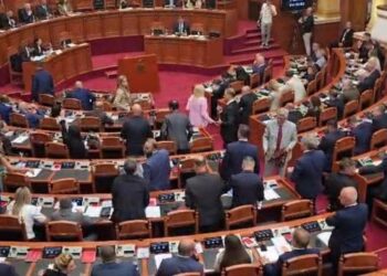 Socialistët votojnë Klodiana Spahiun si ministre të Shëndetësisë, opozita braktis sallën