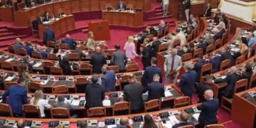 Socialistët votojnë Klodiana Spahiun si ministre të Shëndetësisë, opozita braktis sallën