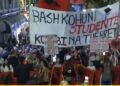 “Parlamenti i krimit”, protestuesit shkojnë përpara Kuvendit