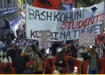 “Parlamenti i krimit”, protestuesit shkojnë përpara Kuvendit