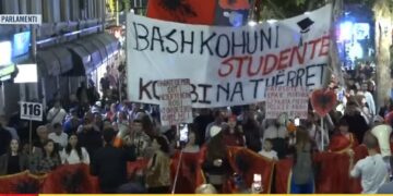“Parlamenti i krimit”, protestuesit shkojnë përpara Kuvendit