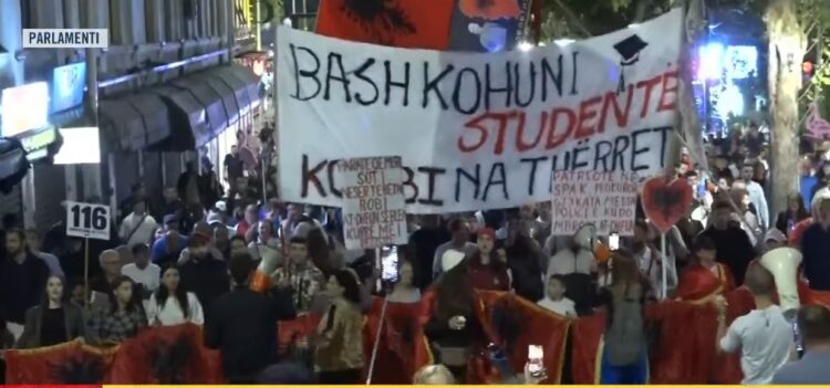 “Parlamenti i krimit”, protestuesit shkojnë përpara Kuvendit