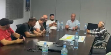 Agravon situata në Patos-Marinzë, banorët ngujohen tek zyrat e Bankers