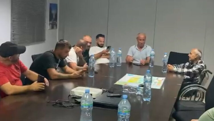 Agravon situata në Patos-Marinzë, banorët ngujohen tek zyrat e Bankers