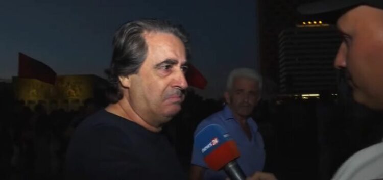 “Kjo është mrekulli shqiptare”/ Përlotet protestuesi: Vij nga Italia. Këta kriminelë menduan se na dëbuan, por për atdheun do japim dhe jetën