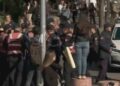 Nisin tensionet gjatë protestës pranë parlamentit, policia shoqëron dy persona
