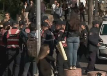 Nisin tensione gjatë protestës pranë parlamentit, policia shoqëron dy persona