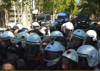 Përplasjet me policinë në protestë, 17 qytetarë janë shoqëruar në komisariate