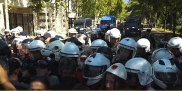 Përplasjet me policinë në protestë, 17 qytetarë janë shoqëruar në komisariate
