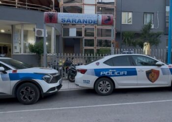 E rëndë në Sarandë, plagosen 3 persona brenda një qendre tregtare!