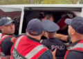 Rama u prit me protesta në takimin me strukturat në Vlorë, policia shoqëron 4 persona