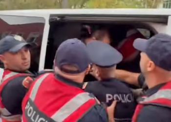 Rama u prit me protesta në takimin me strukturat në Vlorë, policia shoqëron 4 persona