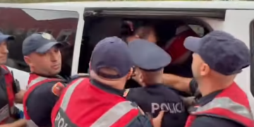 Rama u prit me protesta në takimin me strukturat në Vlorë, policia shoqëron 4 persona