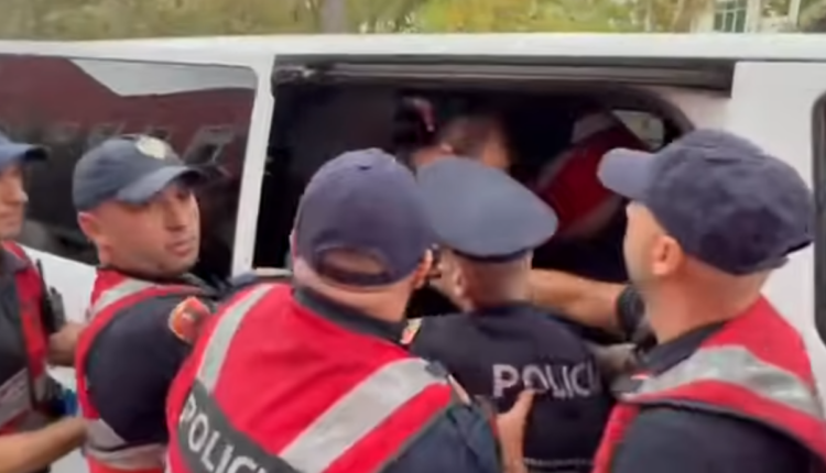 Rama u prit me protesta në takimin me strukturat në Vlorë, policia shoqëron 4 persona