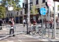 Qytetarët paralajmëruan protestë, policia rrethon Parlamentin dhe vendos gardh metalik
