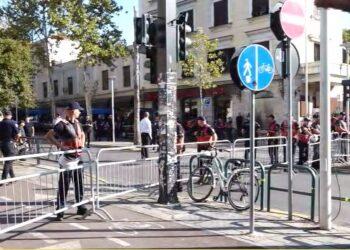 Qytetarët paralajmëruan protestë, policia rrethon Parlamentin dhe vendos gardh metalik