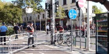 Qytetarët paralajmëruan protestë, policia rrethon Parlamentin dhe vendos gardh metalik