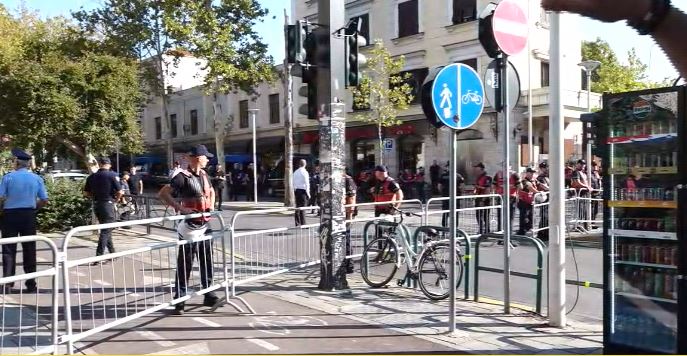 Qytetarët paralajmëruan protestë, policia rrethon Parlamentin dhe vendos gardh metalik