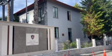 Transportonin emigrantë të paligjshëm, dy makinat përplasen me patrullën e policisë, shpallen në kërkim drejtuesit