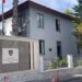 Transportonin emigrantë të paligjshëm, dy makinat përplasen me patrullën e policisë, shpallen në kërkim drejtuesit