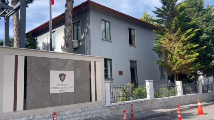 Transportonin emigrantë të paligjshëm, dy makinat përplasen me patrullën e policisë, shpallen në kërkim drejtuesit