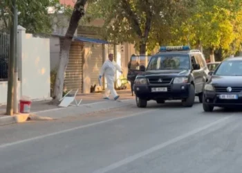 Tronditet Shkodra! 25-vjeçari qëllon me armë zjarri babë e bir, i riu ndërron jetë në spital (Emrat)