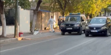 Tronditet Shkodra! 25-vjeçari qëllon me armë zjarri babë e bir, i riu ndërron jetë në spital (Emrat)
