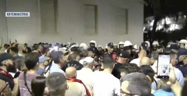 Efektivë, FNSH dhe autobot uji! Te Kryeministria shkojnë edhe krerët e lartë të Policisë
