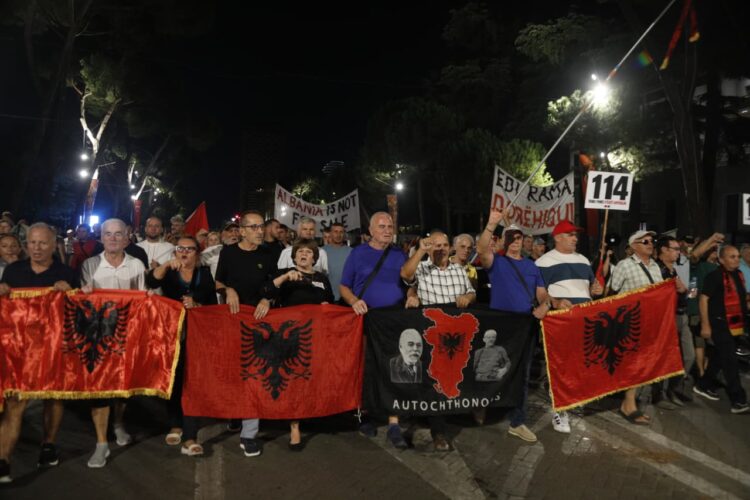 115 ditë qëndresë! Qytetarët në protestë kundër qeverisë: Ta shpëtojmë vendin nga kanceri, që e ka emrin Edi Rama