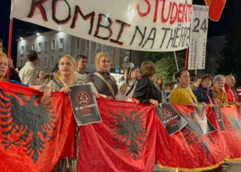 Efektivët bllokojnë lëvizjen e protestuesve në hyrje të ish-Bllokut: Polici e krimit!