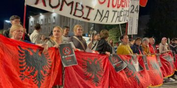 Efektivët bllokojnë lëvizjen e protestuesve në hyrje të ish-Bllokut: Polici e krimit!