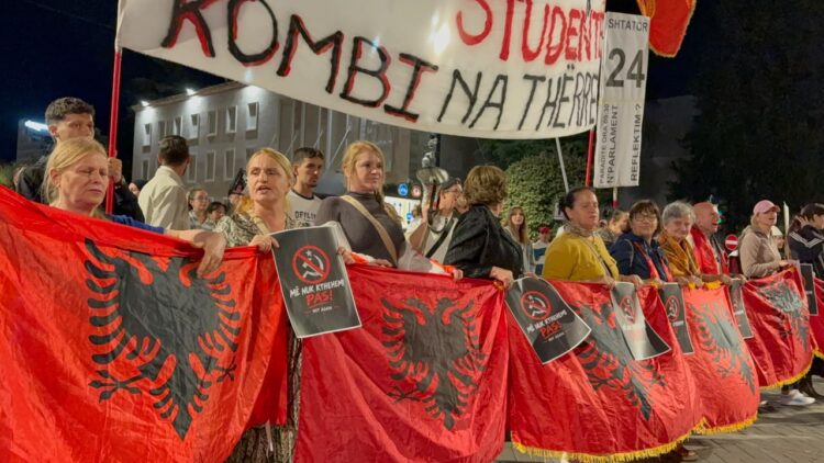 Efektivët bllokojnë lëvizjen e protestuesve në hyrje të ish-Bllokut: Polici e krimit!