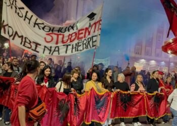 Revolta në ditën e 122-të, protestuesit kërkojnë largimin dhe arrestimin e kryeministrit Rama: Ju erdhi fundi