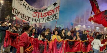 Revolta në ditën e 122-të, protestuesit kërkojnë largimin dhe arrestimin e kryeministrit Rama: Ju erdhi fundi