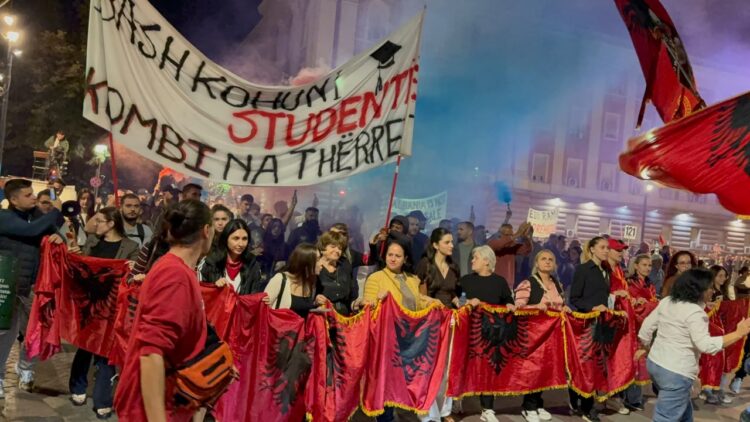 Revolta në ditën e 122-të, protestuesit kërkojnë largimin dhe arrestimin e kryeministrit Rama: Ju erdhi fundi